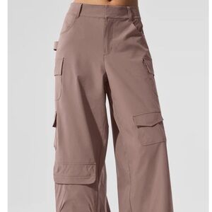 ALO Yoga Women's Cargo Workwear pant Mushroom M